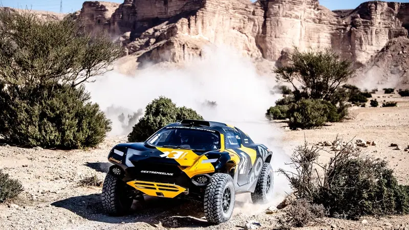 Ken Block, nel deserto della Dakar con l'elettrica Extreme E [Video]