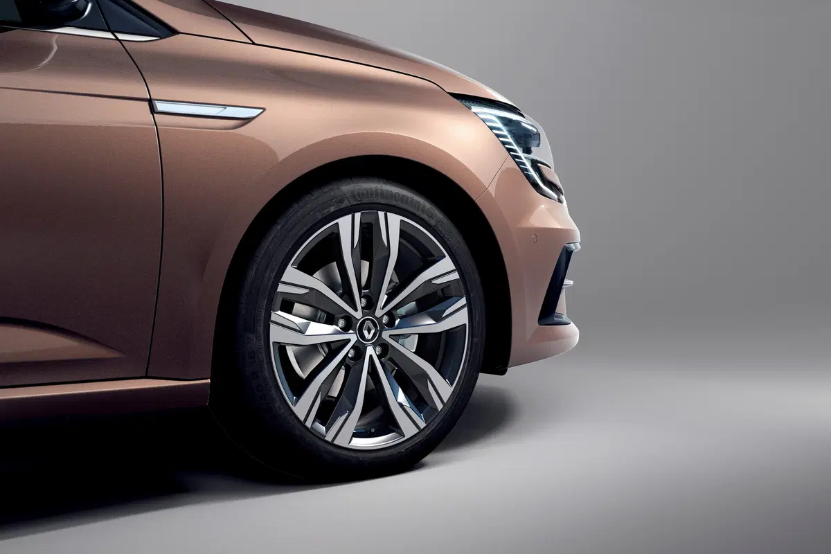 Renault Megane restyling, arriva l'ibrido plug-in (4)