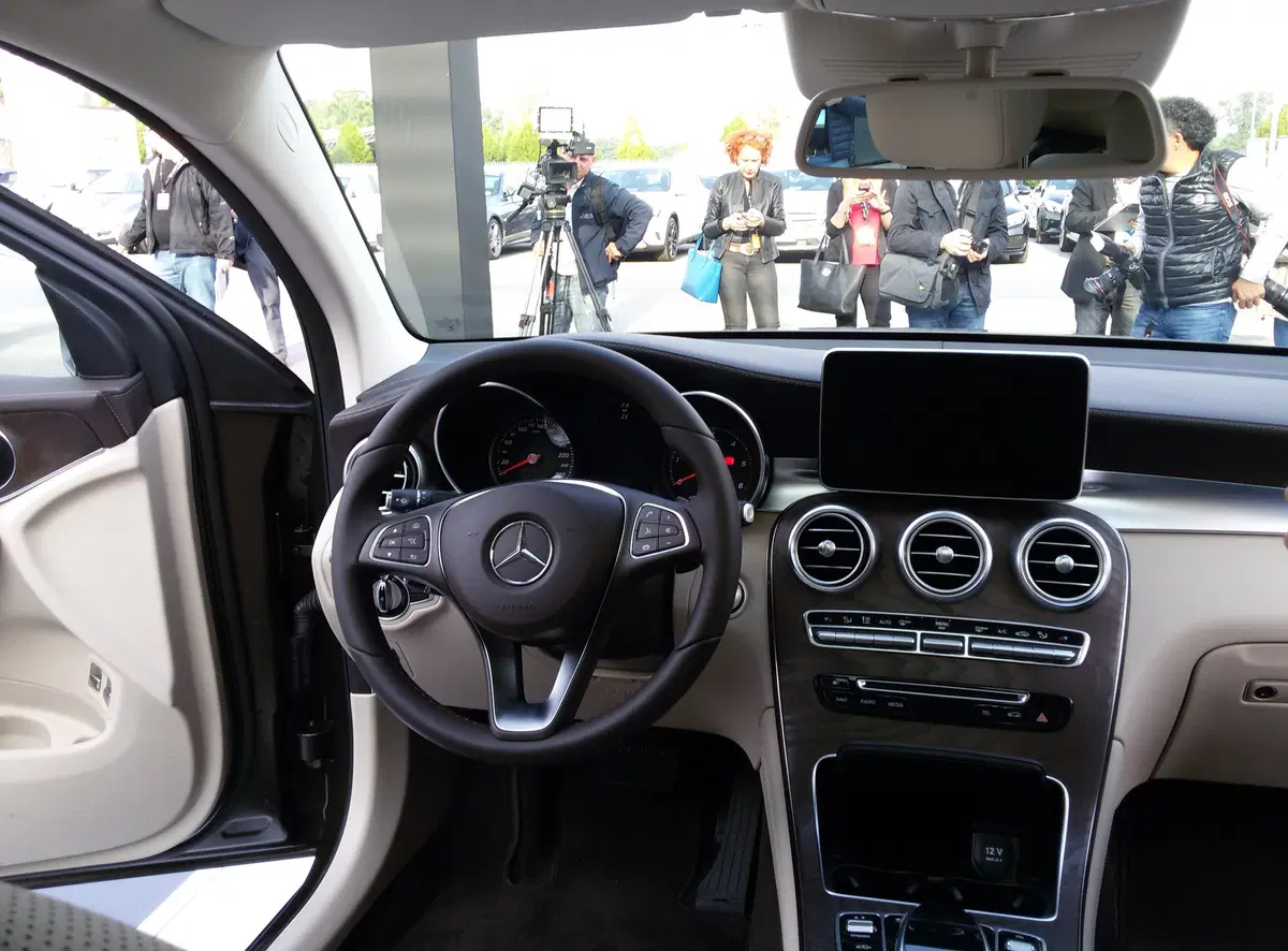 Mercedes svela GLC Coupé in Italia: prime consegne in autunno (7)