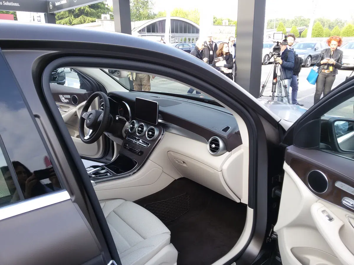 Mercedes svela GLC Coupé in Italia: prime consegne in autunno (9)