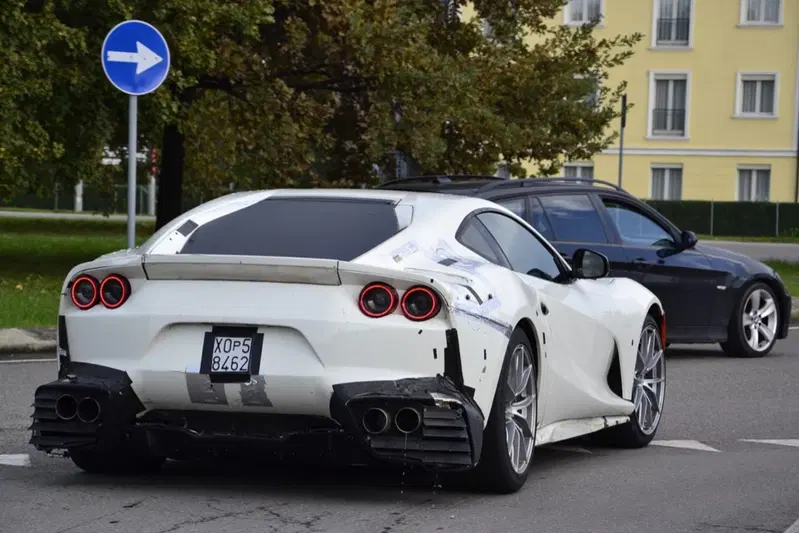 Una foto "rubata" di un muletto su base 812 che fa pensare ad una probabile 812 GTO