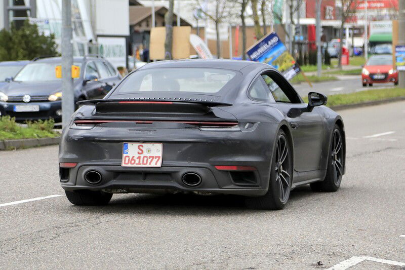 Il posteriore della futura Porsche 911 Turbo