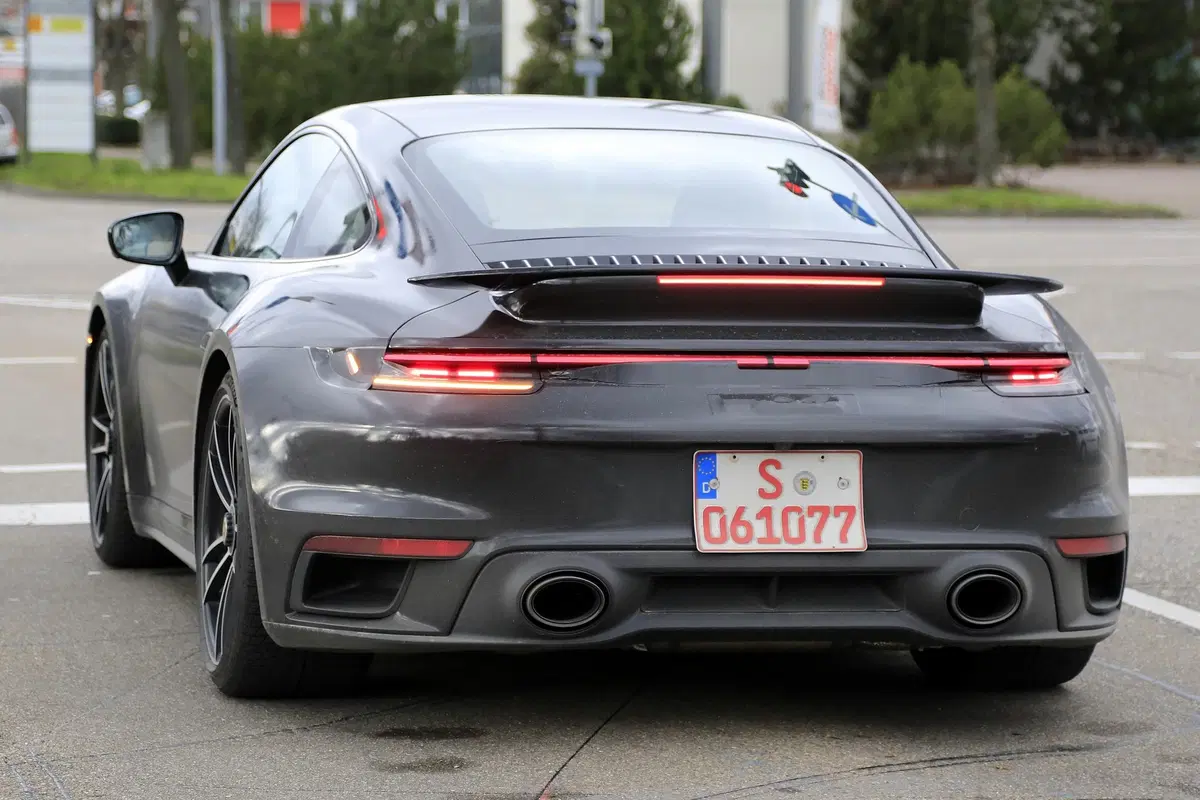 Nuova Porsche 911 Turbo: arriva prima lei o la GT3? [Foto spia] (2)