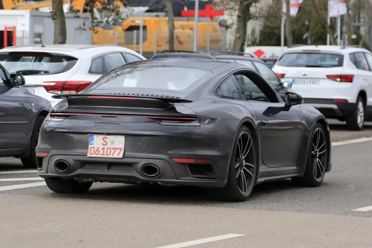 Nuova Porsche 911 Turbo: arriva prima lei o la GT3? [Foto spia] (14)