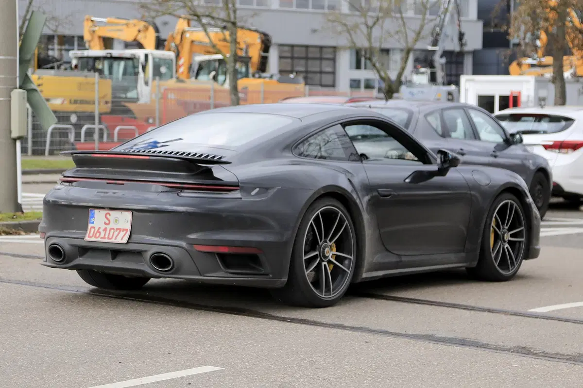 Nuova Porsche 911 Turbo: arriva prima lei o la GT3? [Foto spia] (17)