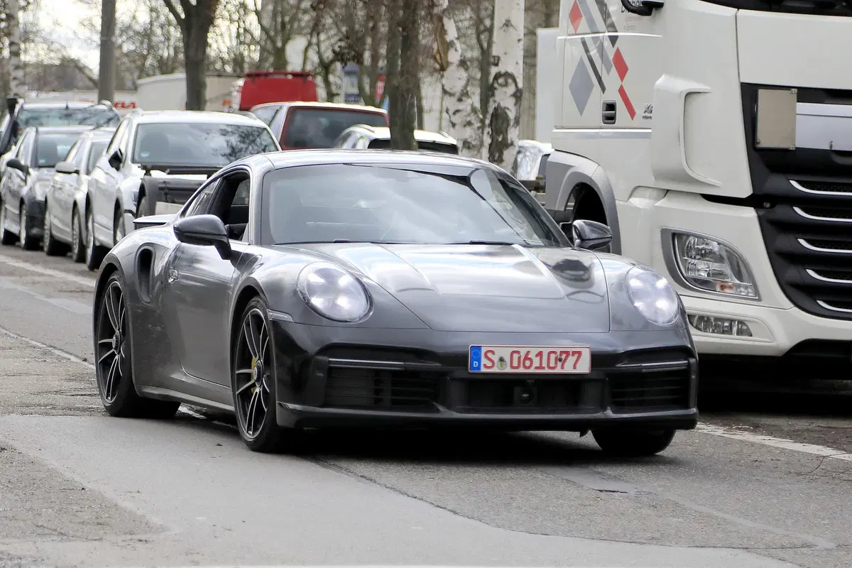 Nuova Porsche 911 Turbo: arriva prima lei o la GT3? [Foto spia] (18)