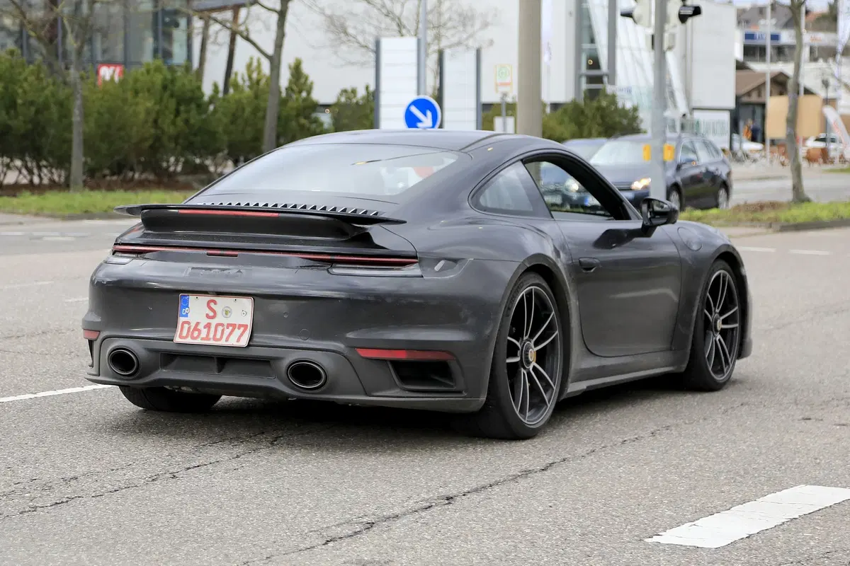 Nuova Porsche 911 Turbo: arriva prima lei o la GT3? [Foto spia] (8)