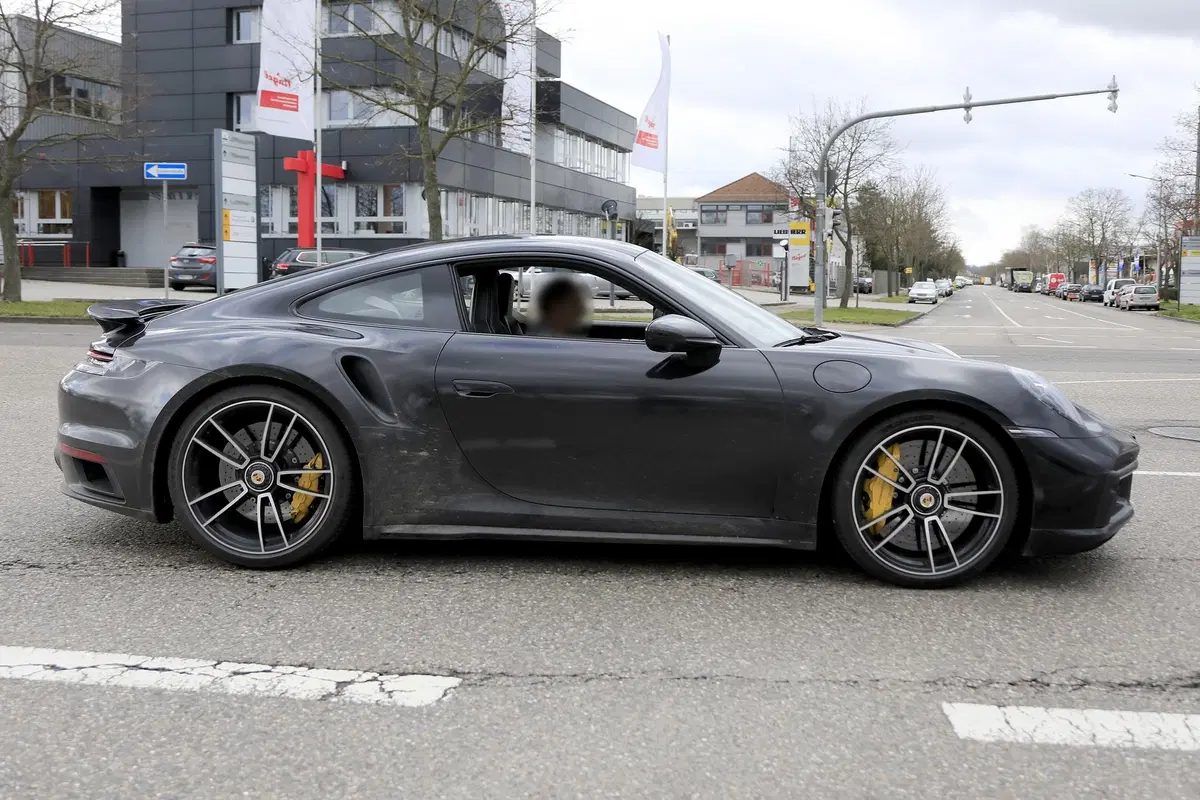 Nuova Porsche 911 Turbo: arriva prima lei o la GT3? [Foto spia] (3)