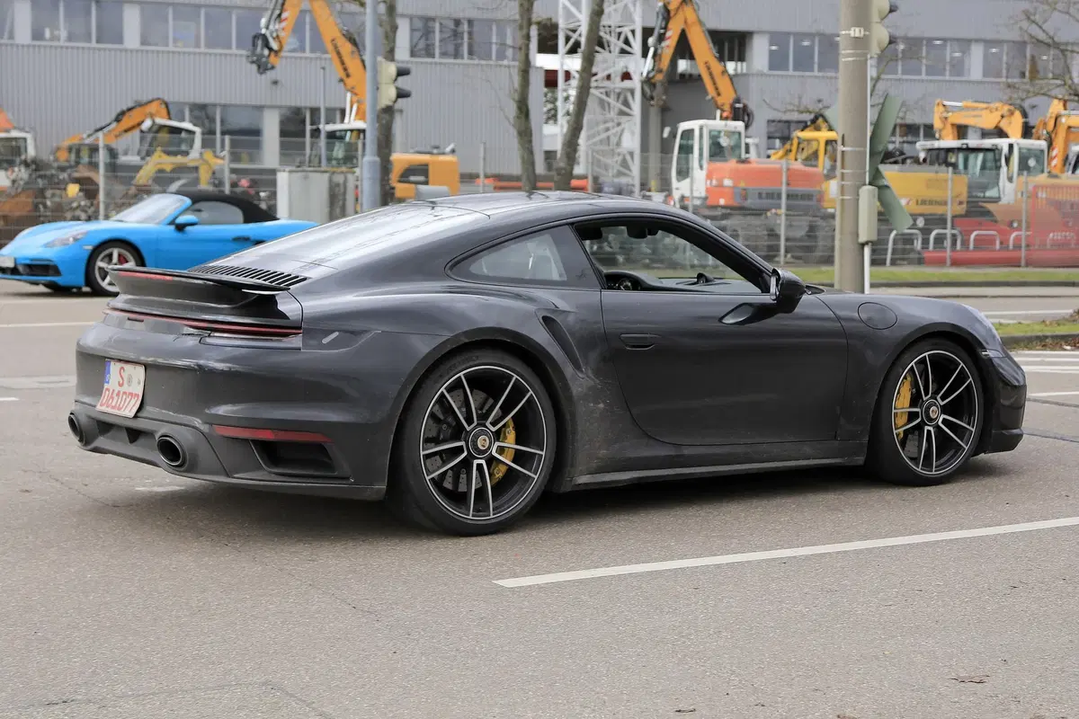 Nuova Porsche 911 Turbo: arriva prima lei o la GT3? [Foto spia] (4)