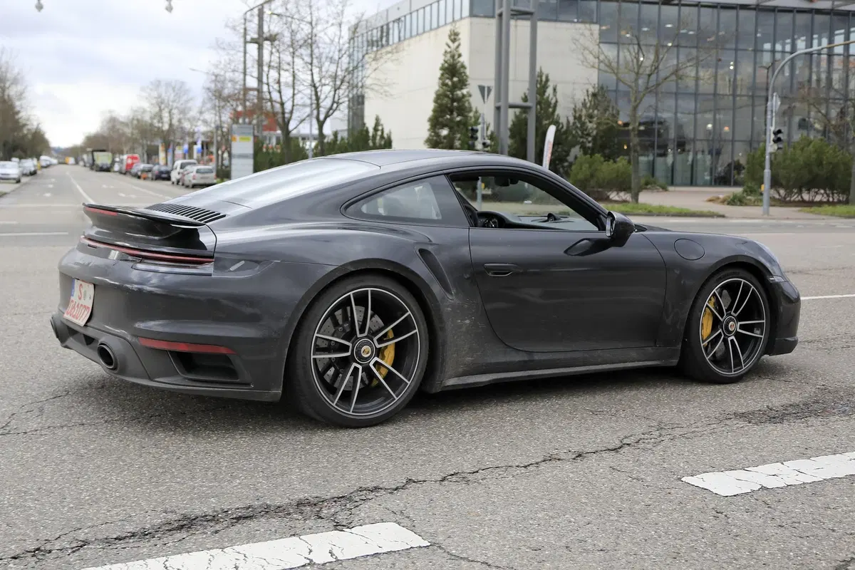 Nuova Porsche 911 Turbo: arriva prima lei o la GT3? [Foto spia] (13)