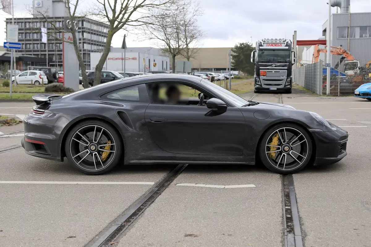 Nuova Porsche 911 Turbo: arriva prima lei o la GT3? [Foto spia] (12)
