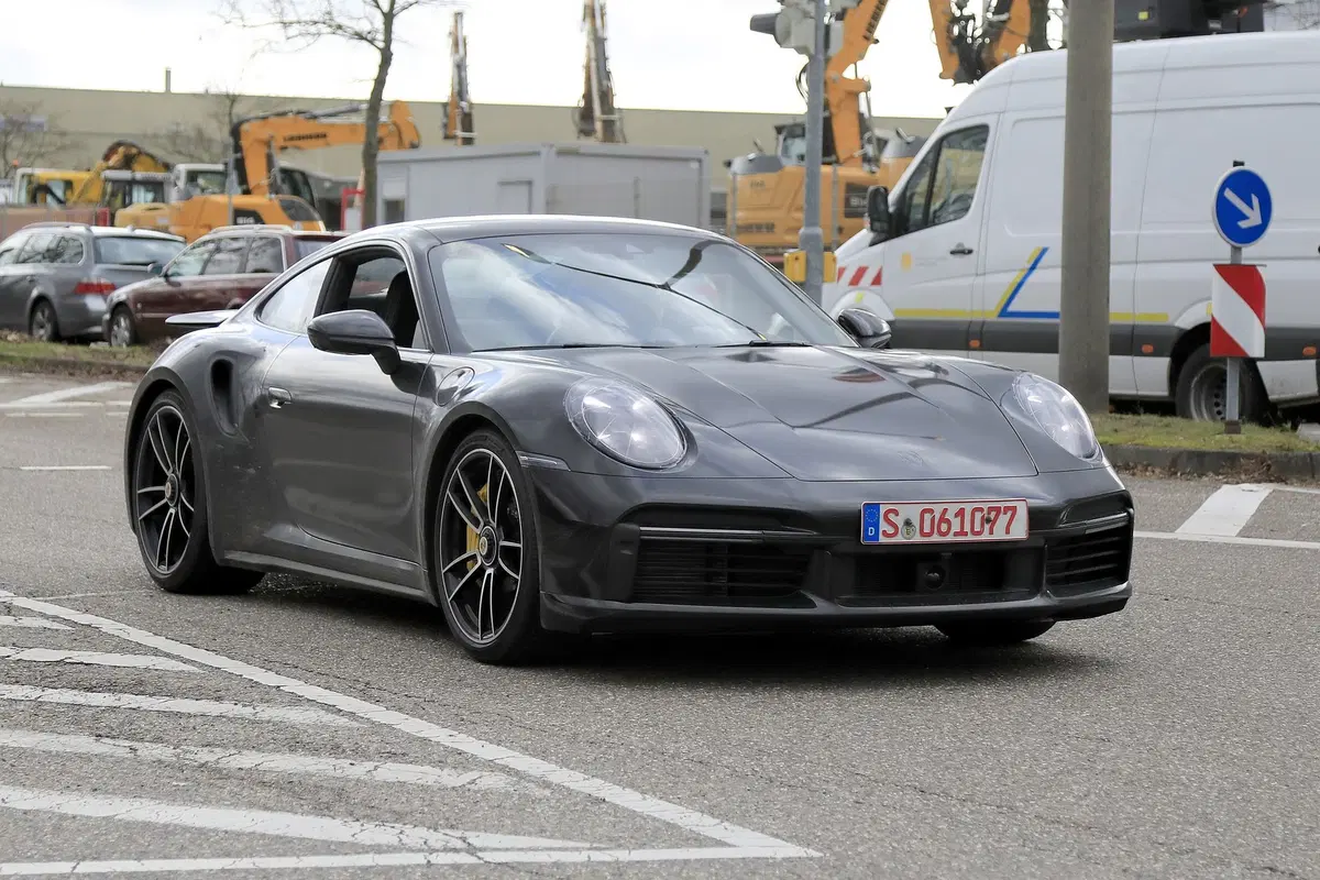 Nuova Porsche 911 Turbo: arriva prima lei o la GT3? [Foto spia] (11)