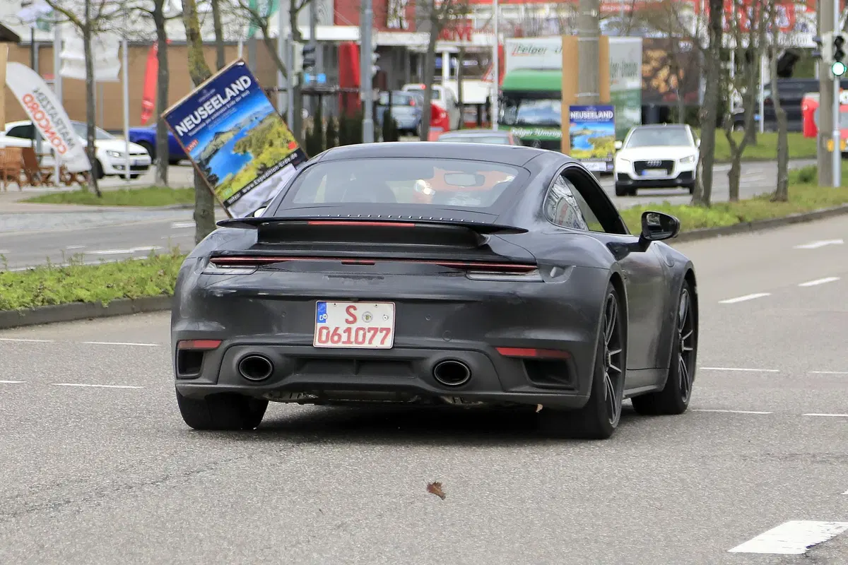 Nuova Porsche 911 Turbo: arriva prima lei o la GT3? [Foto spia] (15)