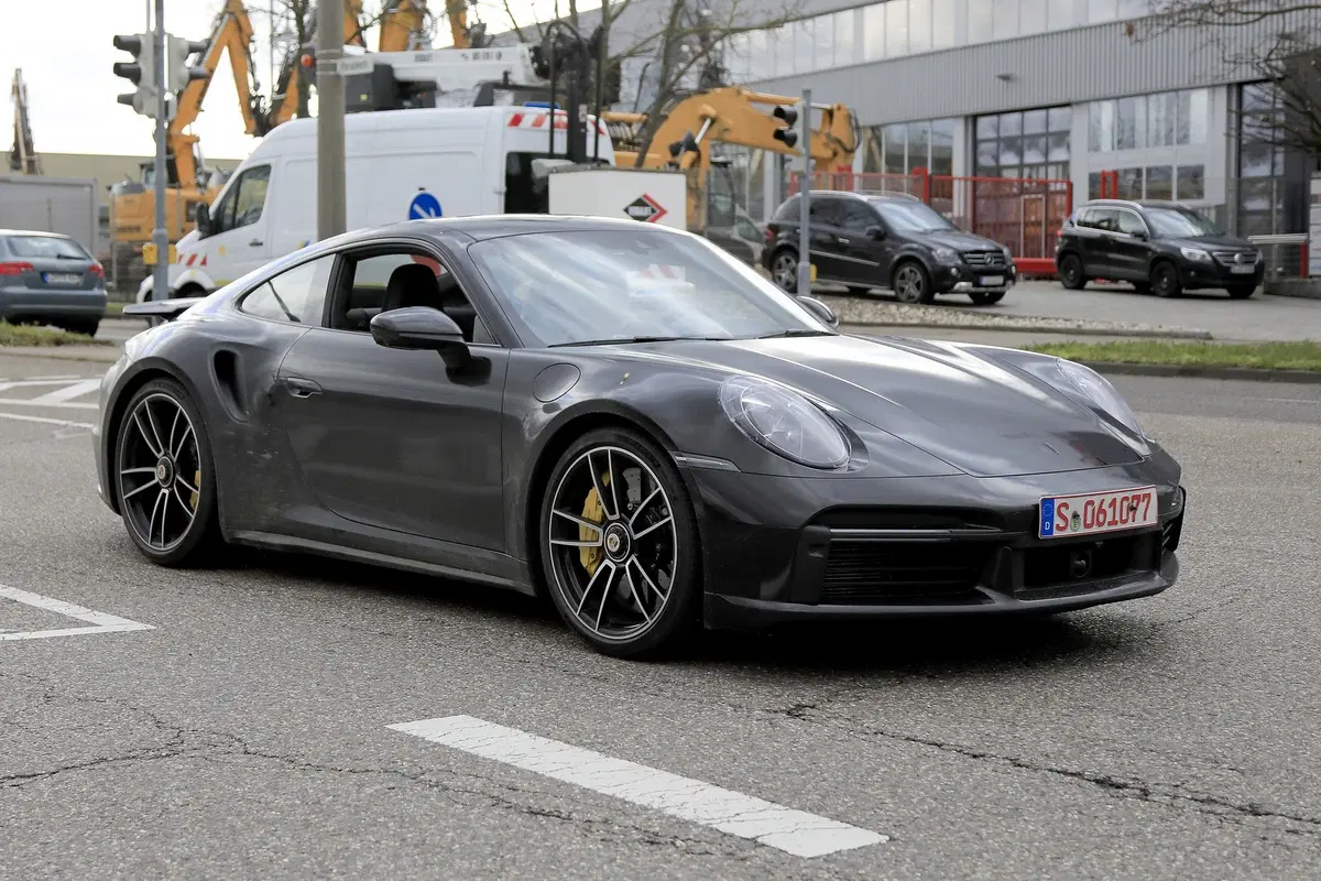 Nuova Porsche 911 Turbo: arriva prima lei o la GT3? [Foto spia] (7)