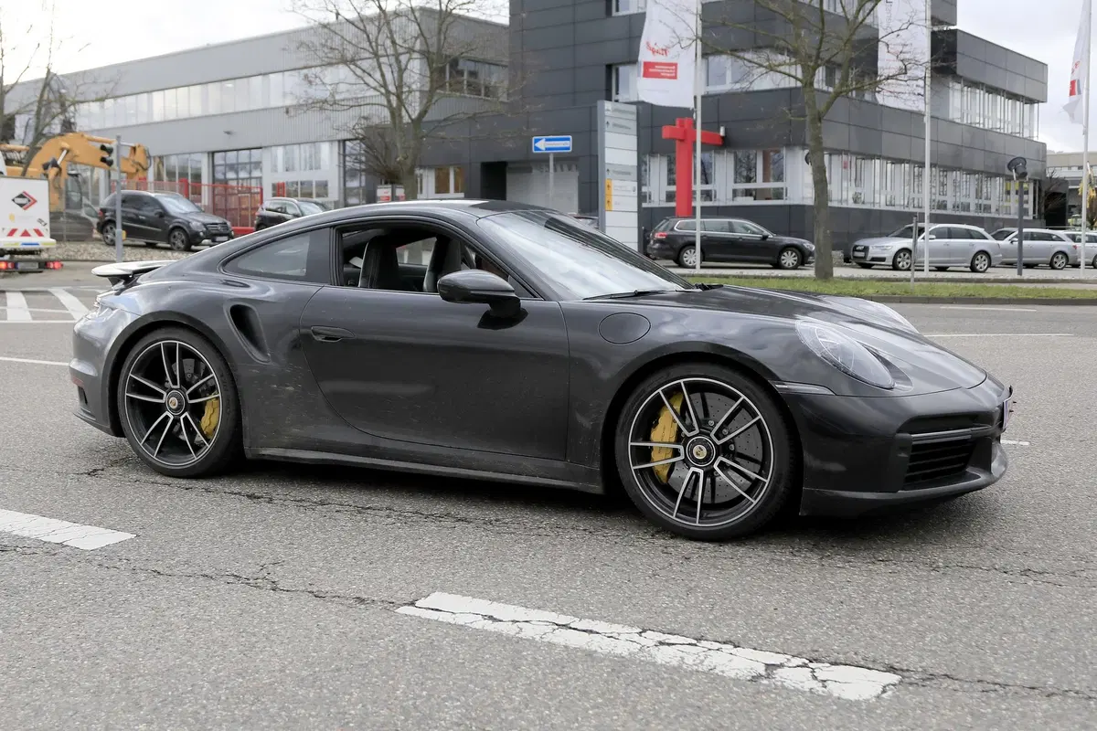 Nuova Porsche 911 Turbo: arriva prima lei o la GT3? [Foto spia] (10)