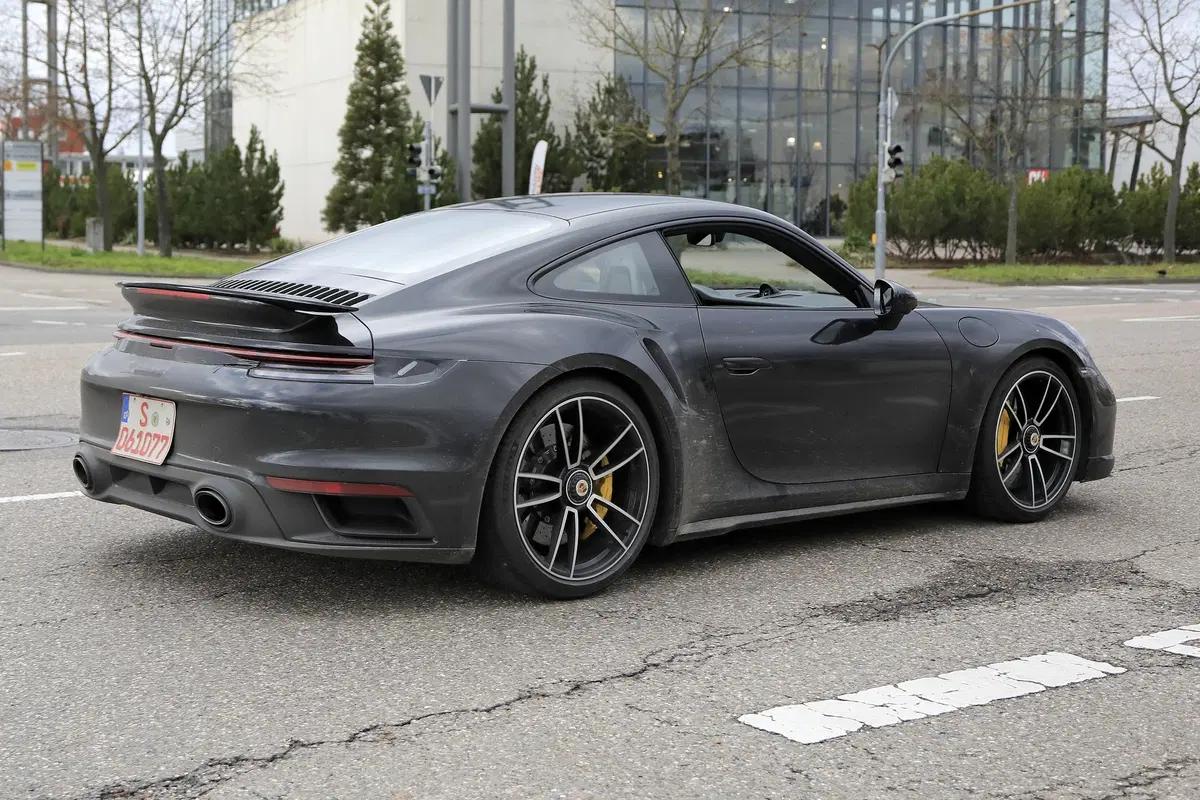 Nuova Porsche 911 Turbo: arriva prima lei o la GT3? [Foto spia] (21)
