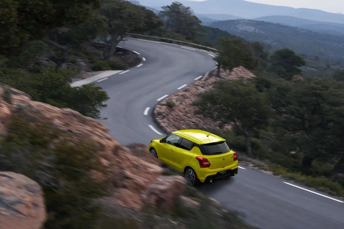 La Suzuki Swift Sport diventa ibrida: 130 CV e boost elettrico (24)