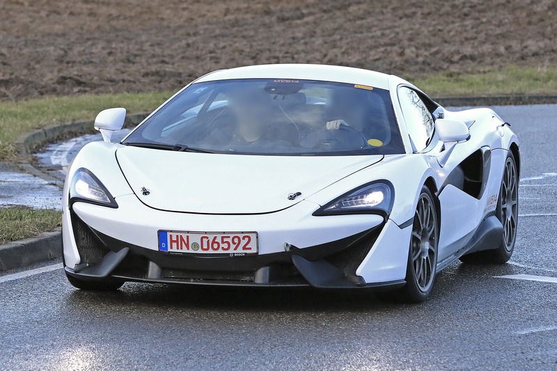 McLaren, le foto spia dell&#039;erede ibrida della 570S