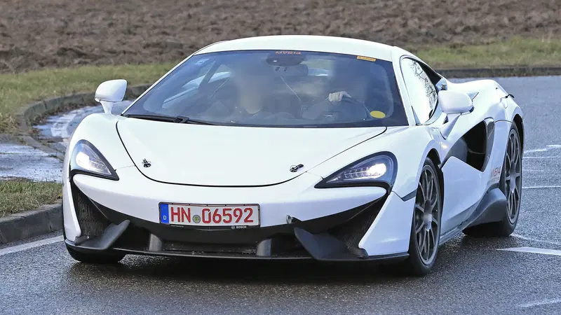 McLaren, le foto spia dell'erede ibrida della 570S