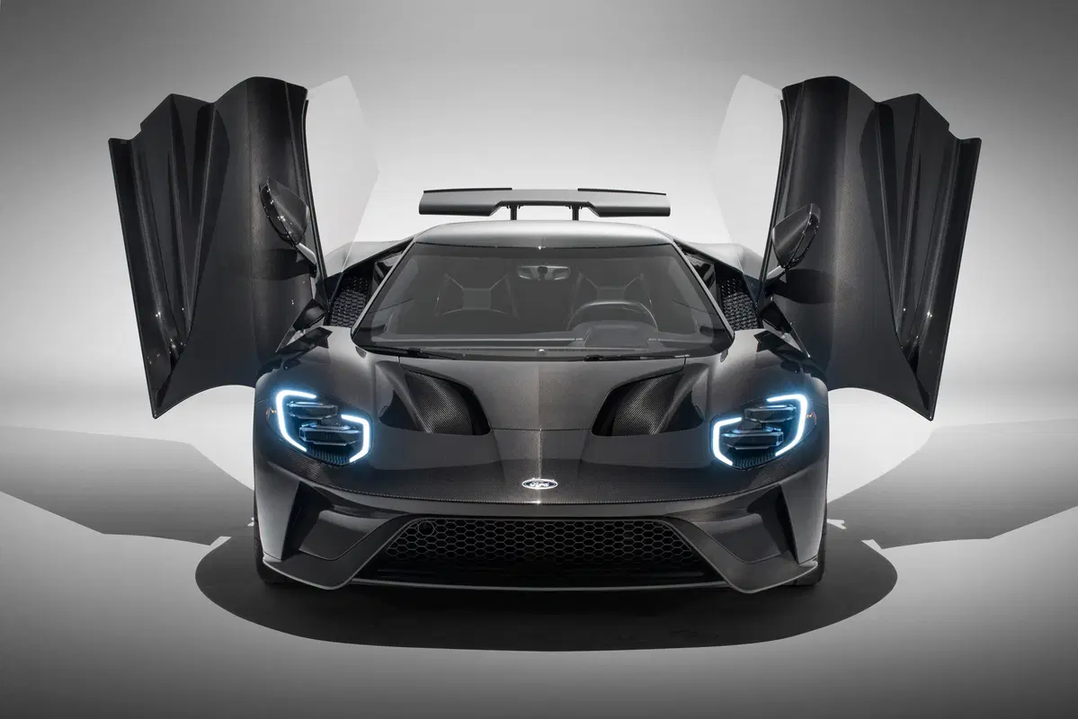 Ford GT, arrivano due serie speciali da 670 CV (4)