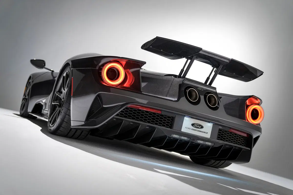 Ford GT, arrivano due serie speciali da 670 CV (12)