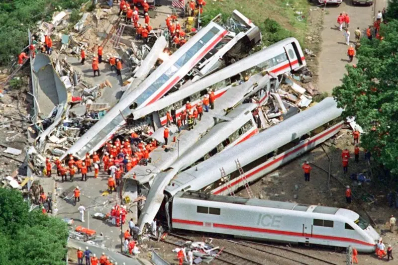 Un'immagine aerea della "strage di Eschede" del 1998. Con 101 vittime &egrave; l'incidente pi&ugrave; grave di sempre per un treno ad alta velocit&agrave;