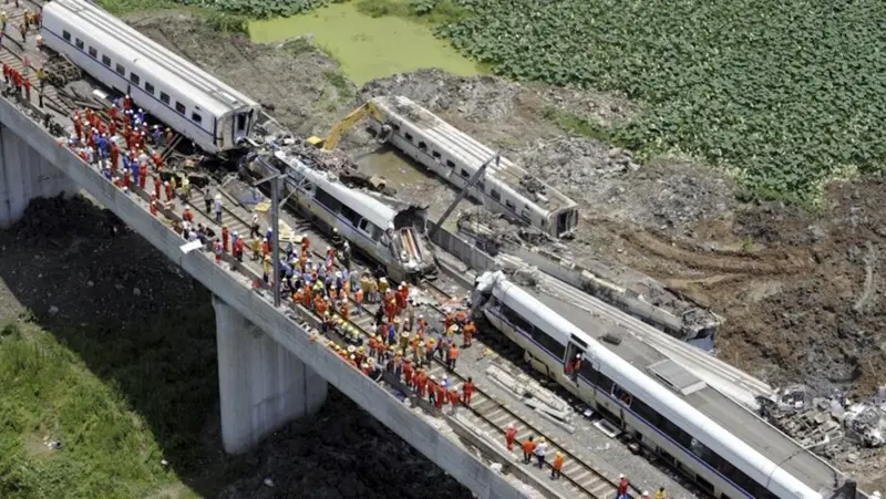 A Wenzhou, in Cina, nel 2011 due treni ad alta velocit&agrave; si scontrarono su un ponte: 40 i morti