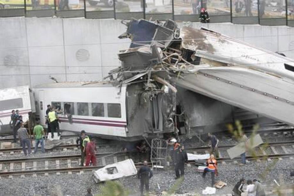 Spagna, 24 luglio 2013: soccorsi alla stazione di Santiago de Compostela. Un treno ad alta velocit&agrave; deraglia. 79 i morti
