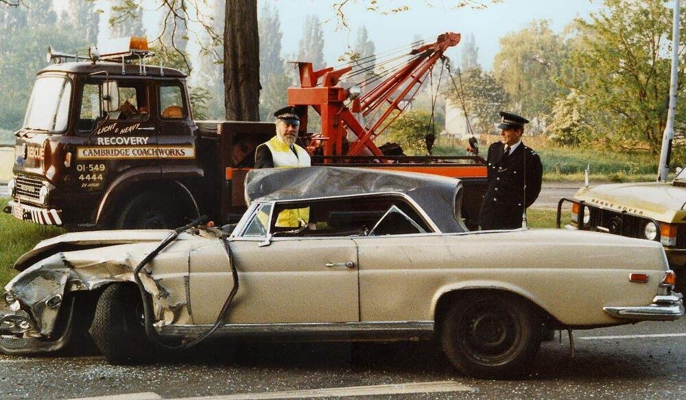 Mercedes, coup&eacute;, due porte; pure fuori produzione. L&#039;auto non da tutti con cui Ringo Starr ha rischiato di morire 40 anni fa, ora &egrave; un tavolino