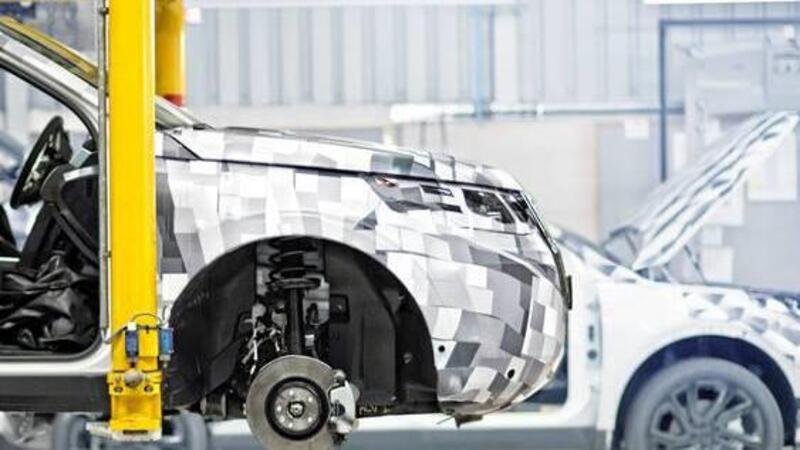 Jaguar Land Rover, tagli alla produzione in due fabbriche nel Regno Unito