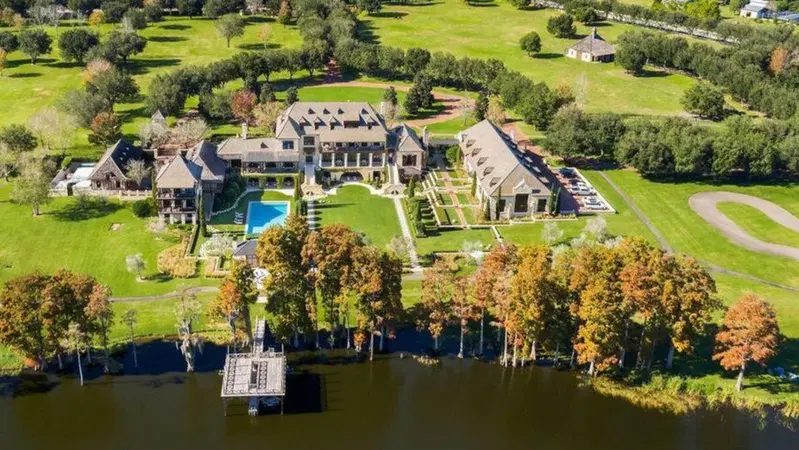 In Florida la villa di lusso dei sogni: c'&egrave; anche una pista privata