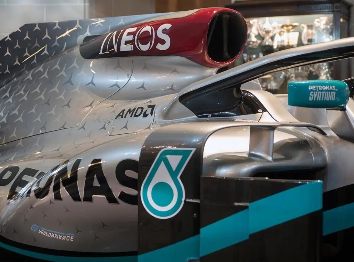 Formula 1, Mercedes svela la sua livrea per la stagione 2020 (3)