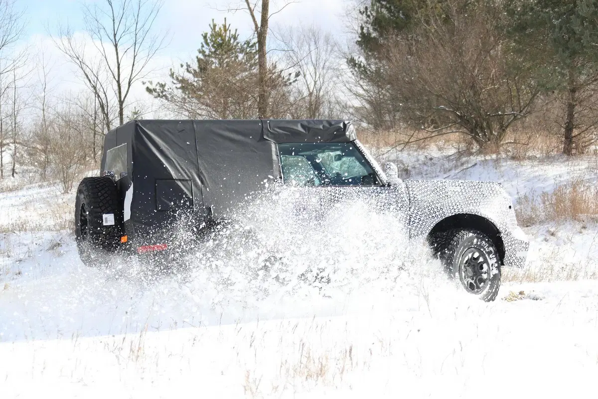 Ford Bronco: passo corto in fuoristrada [Foto spia] (12)