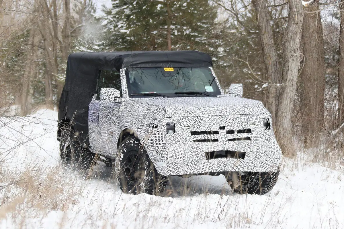 Ford Bronco: passo corto in fuoristrada [Foto spia] (13)