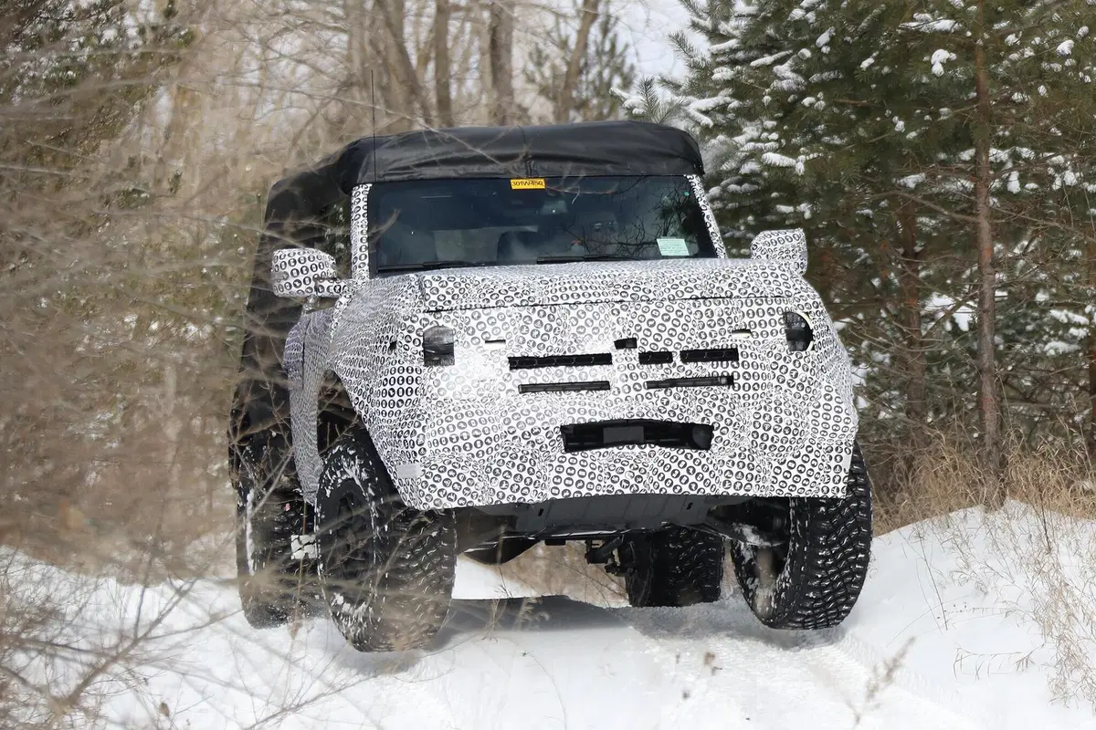 Ford Bronco: passo corto in fuoristrada [Foto spia] (17)