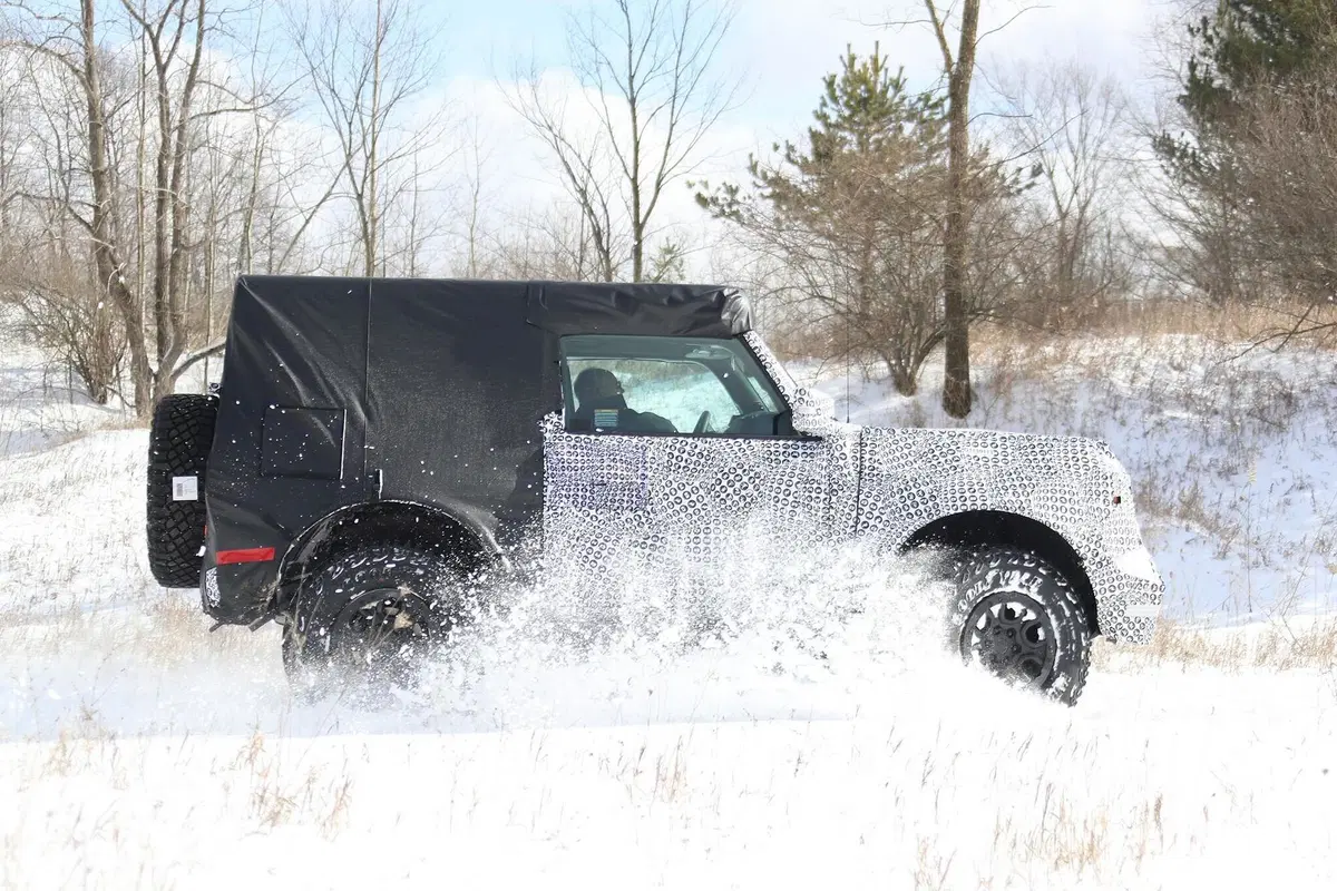 Ford Bronco: passo corto in fuoristrada [Foto spia] (6)