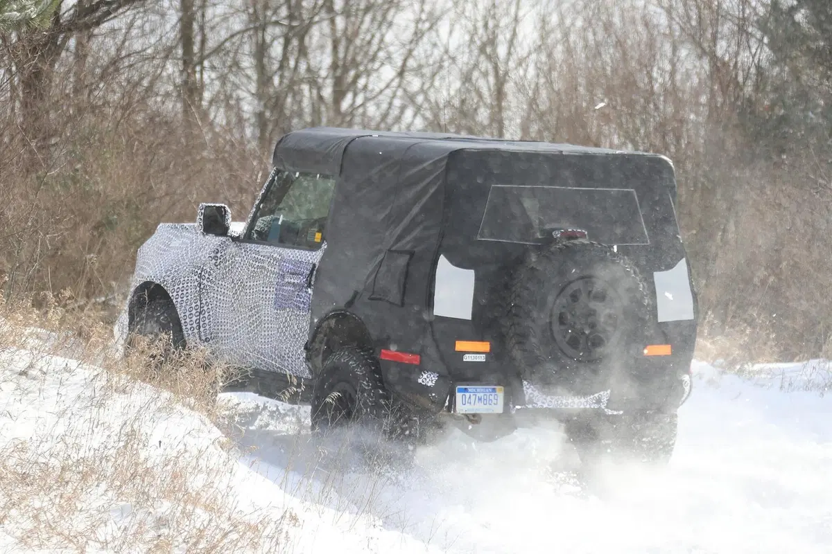 Ford Bronco: passo corto in fuoristrada [Foto spia] (18)