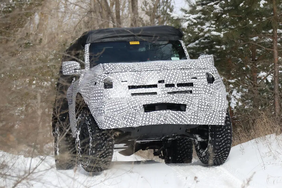 Ford Bronco: passo corto in fuoristrada [Foto spia] (20)