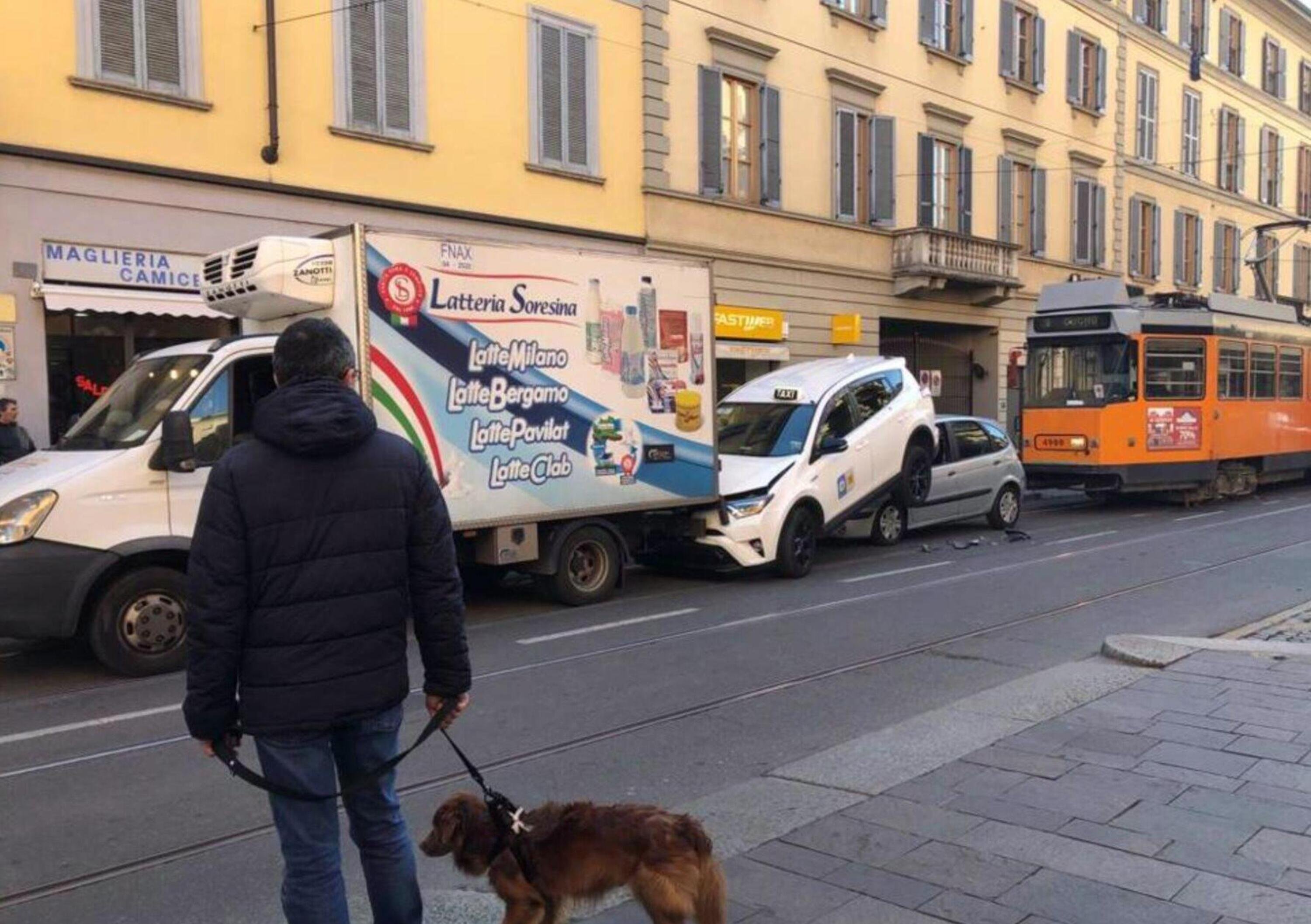 Milano, tram tampona auto: malore del conducente 