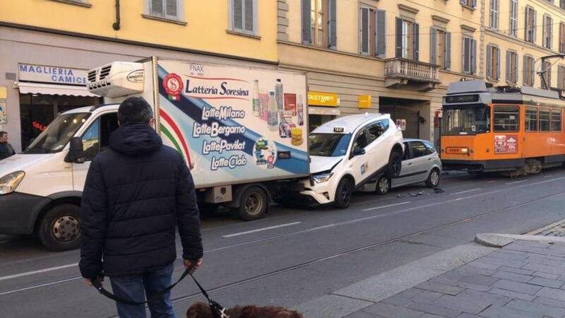 Milano, tram tampona auto: malore del conducente 