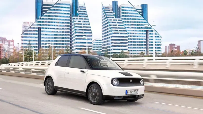 Honda e: stile vintage, ma tecnologia all'avanguardia per l'elettrica [Video]