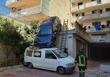 Incidente coinvolge le 2 auto di famiglia: monovolume della mamma abbatte muro e precipita su furgoncino del figlio