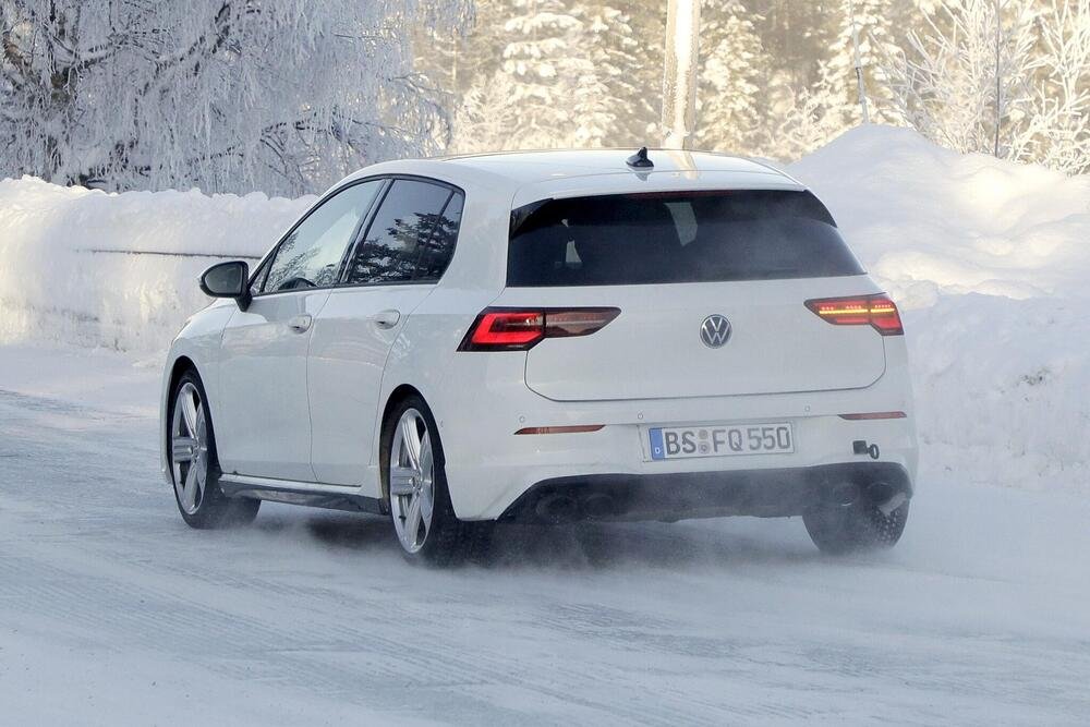 La Volkswagen Golf R avvistata sulla neve