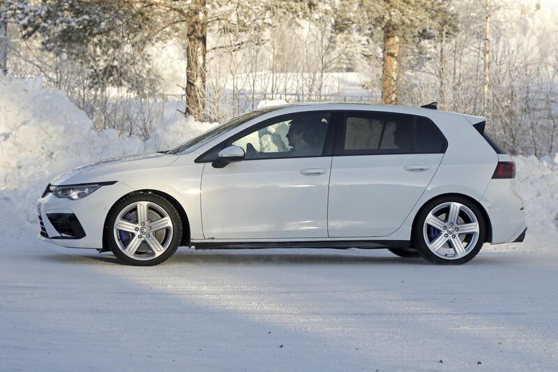 La nuova Volkswagen Golf R 2020 vista di profilo