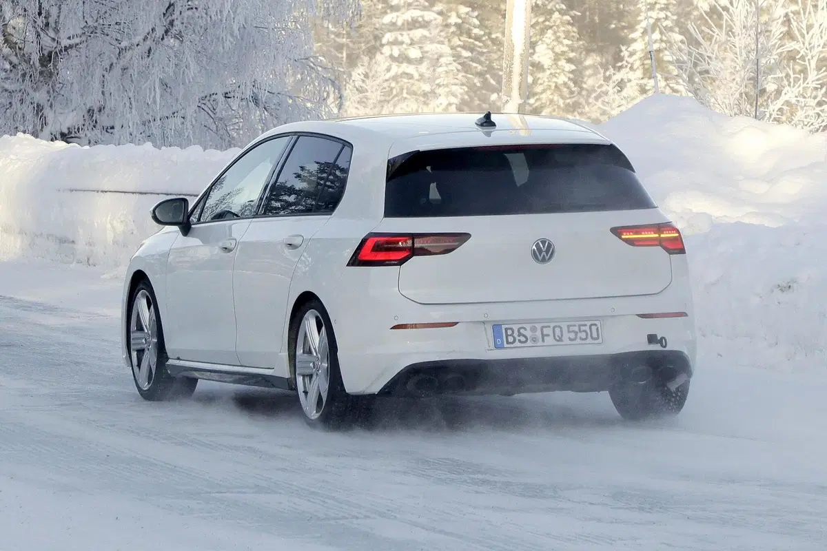 Volkswagen Golf R 2020: eccola senza veli [Foto spia] (13)