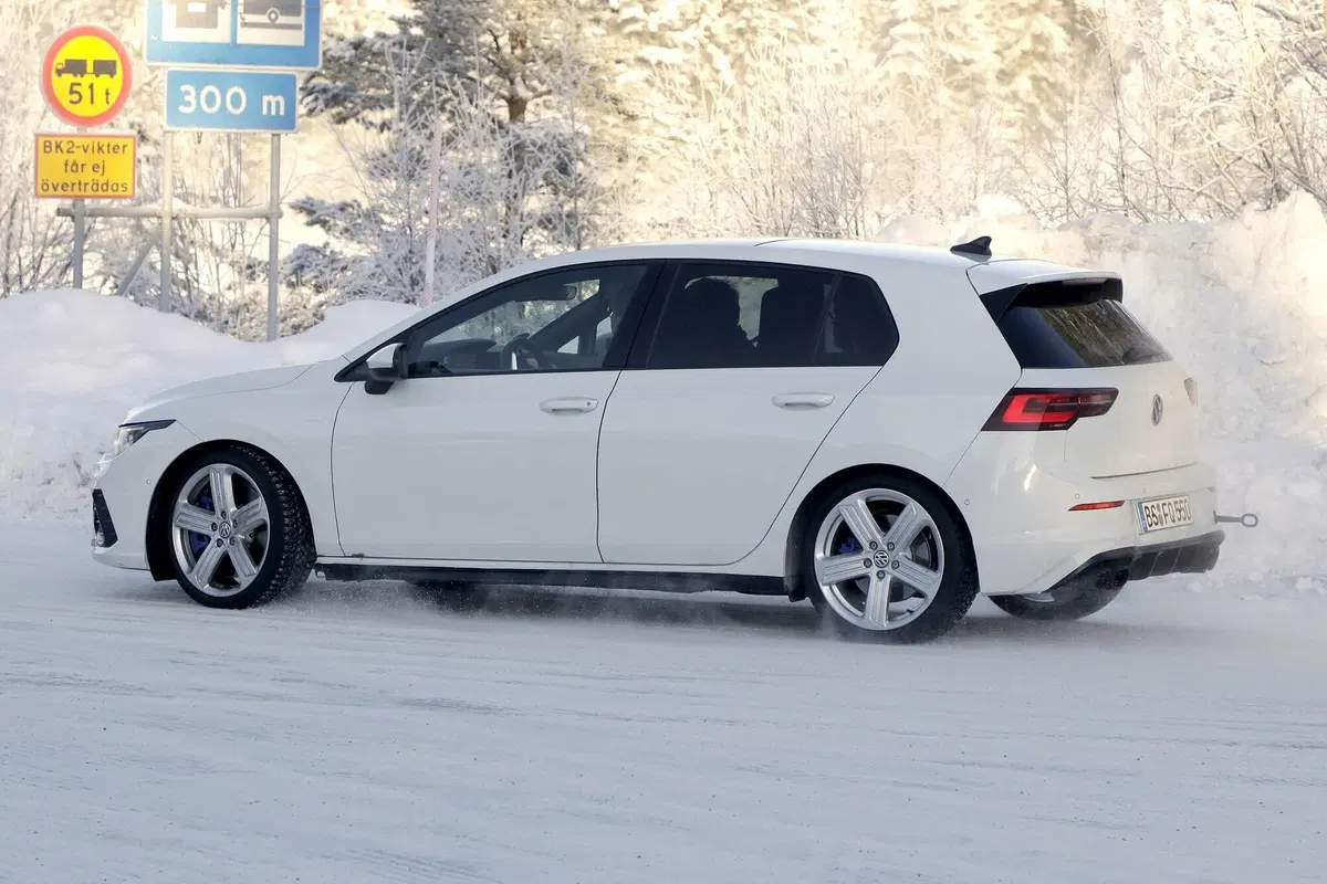 Volkswagen Golf R 2020: eccola senza veli [Foto spia] (9)