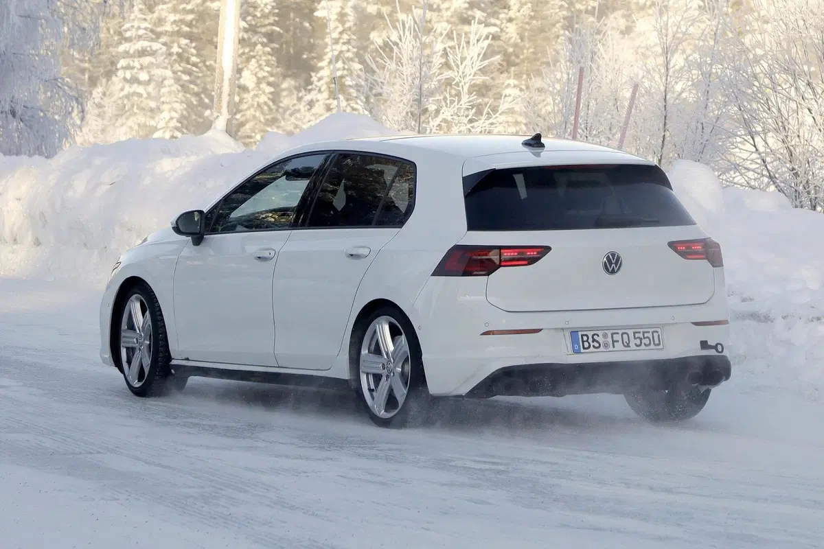 Volkswagen Golf R 2020: eccola senza veli [Foto spia] (12)