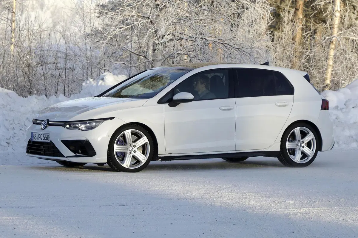 Volkswagen Golf R 2020: eccola senza veli [Foto spia] (7)