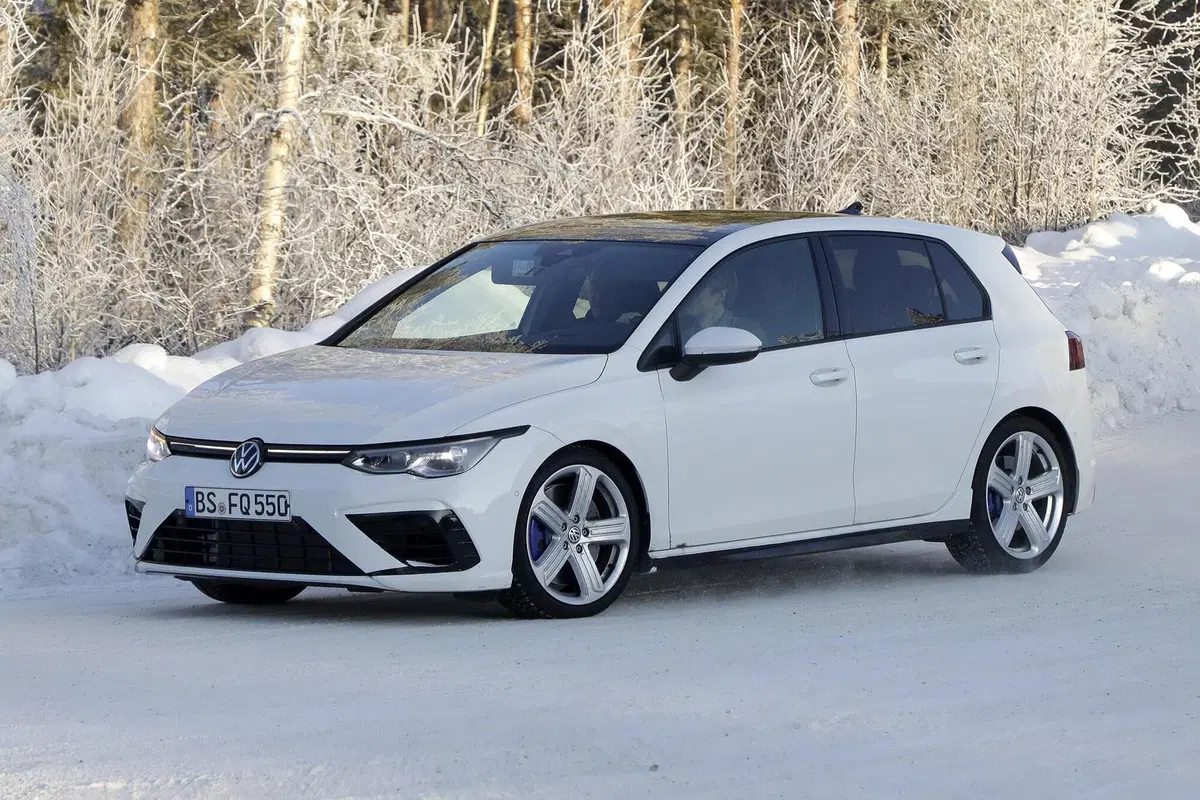 Volkswagen Golf R 2020: eccola senza veli [Foto spia] (5)
