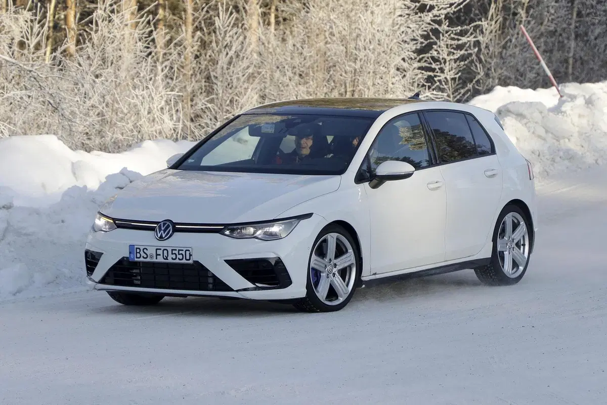 Volkswagen Golf R 2020: eccola senza veli [Foto spia] (4)